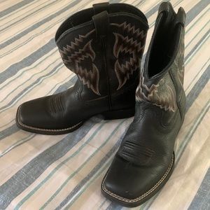 Used big kids 3.5 Ariat boots. Great shape!
